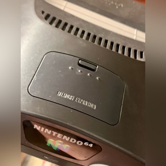 Nintendo 64 + 2 Controllers + 6 Games - Picture 2 of 12